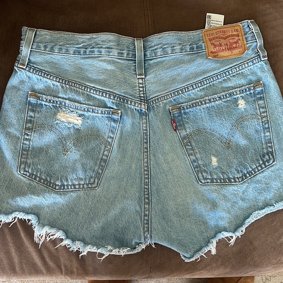 Women’s Levi’s shorts - Picture 2 of 2